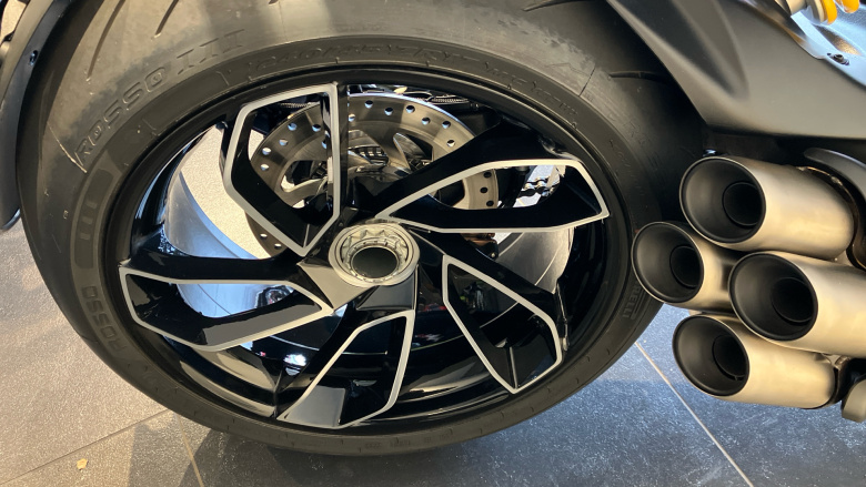 Ducati Diavel V4 - Dark Stealth Yellow (25MY)
